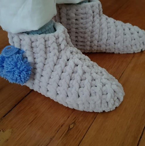 kids-crochet-slipper-boots-in-soft-velvet-yarn-grey-with-blue-pompom-side-view-close-up-on-feet