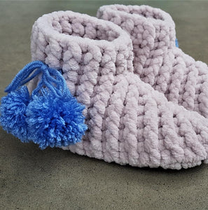 kids-crochet-slipper-boots-in-soft-velvet-yarn-grey-with-blue-pompom-side-view-close-up