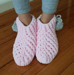 kids-crochet-slipper-boots-in-soft-velvet-yarn-pink-with-grey-pompom-front-view-on-feet