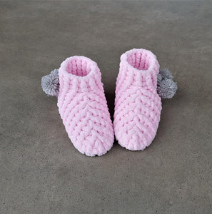 kids-crochet-slipper-boots-in-soft-velvet-yarn-pink-with-grey-pompom-front-view